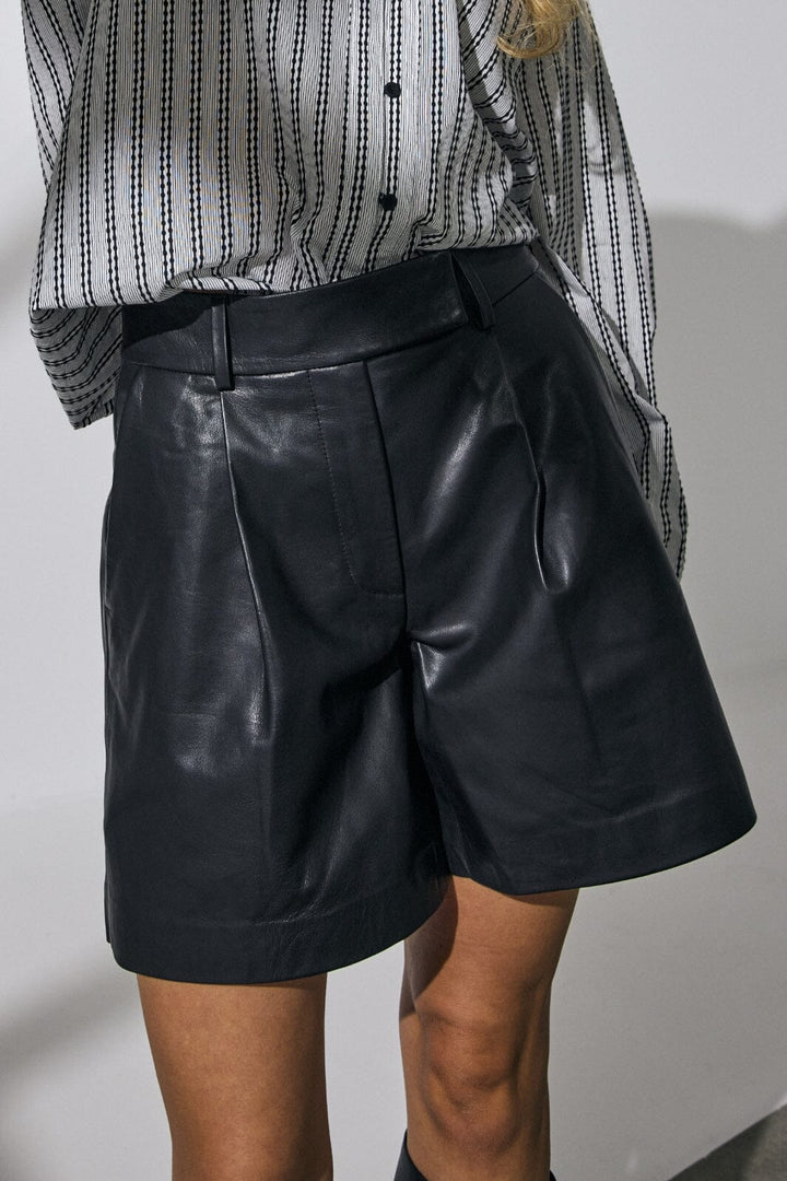 Co´Couture - Phoebecc Leather Pleat Shorts 31458 - 96 - Black