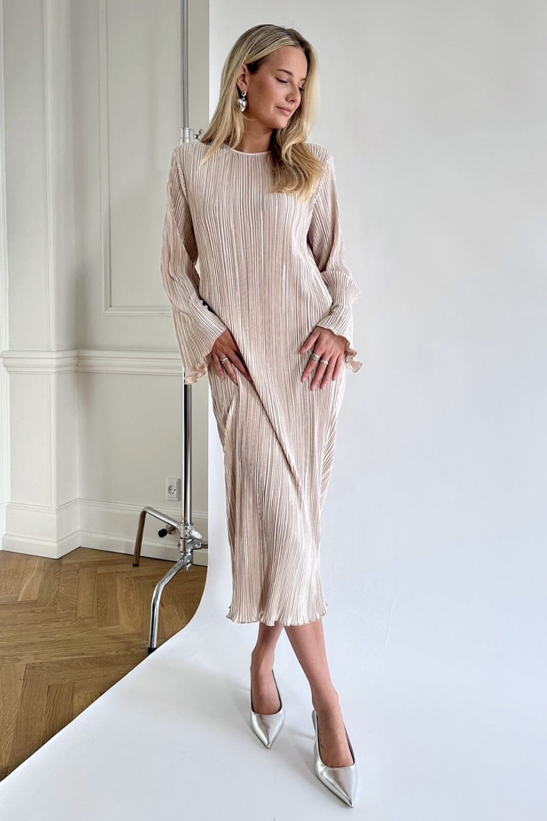 Forudbestilling - BYIC - Kellyic Long Plissé Dress - Champagne Kjoler 