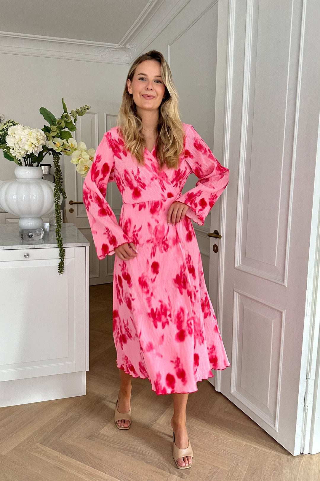 Forudbestilling - BYIC - Ofeliaic Long Wrap Dress - apfp Abstract Pink Flower Print Kjoler 