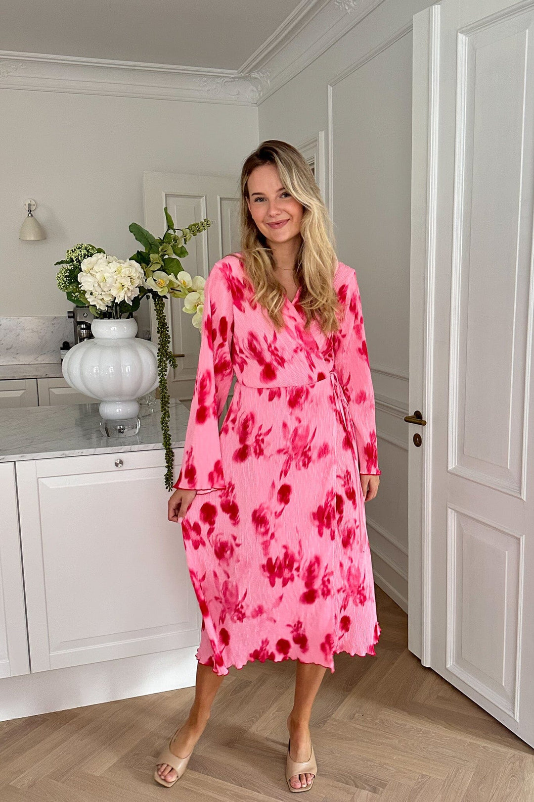 Forudbestilling - BYIC - Ofeliaic Long Wrap Dress - apfp Abstract Pink Flower Print Kjoler 