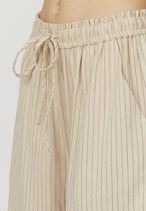 Forudbestilling - Love & Divine - Love970-4 - 205 Sand Pinstripe Shorts 