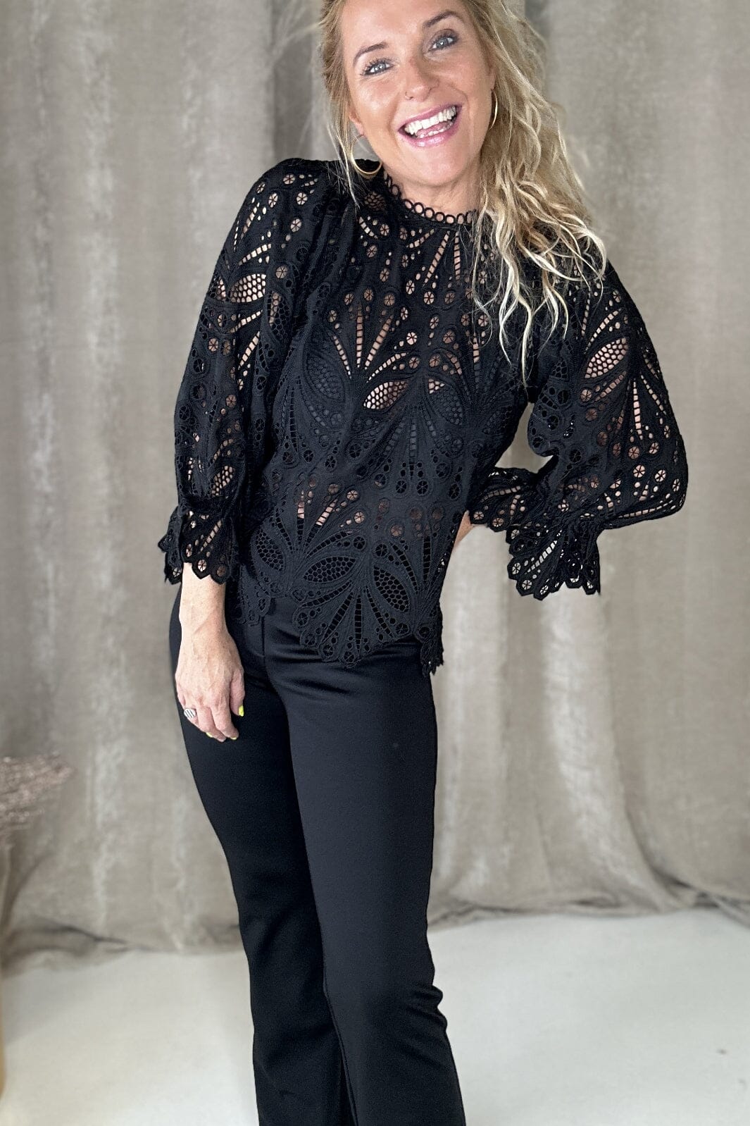 Forudbestilling - Neo Noir - Adela Embroidery Blouse - Black Bluser 