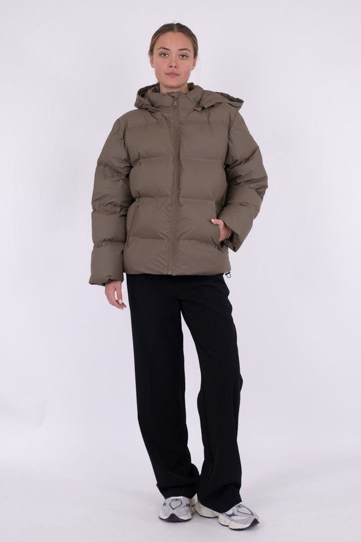 Forudbestilling - Neo Noir - Fox C Puffer Jacket - Dark Taupe Jakker 