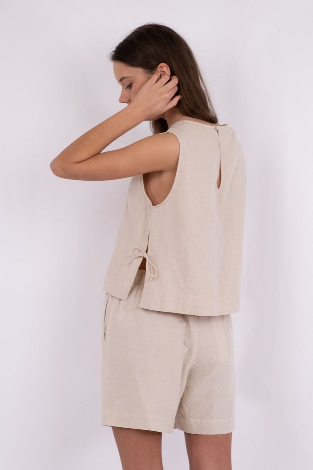 Forudbestilling - Neo Noir - Svetlana Linen Top - Sand (Maj) Toppe 