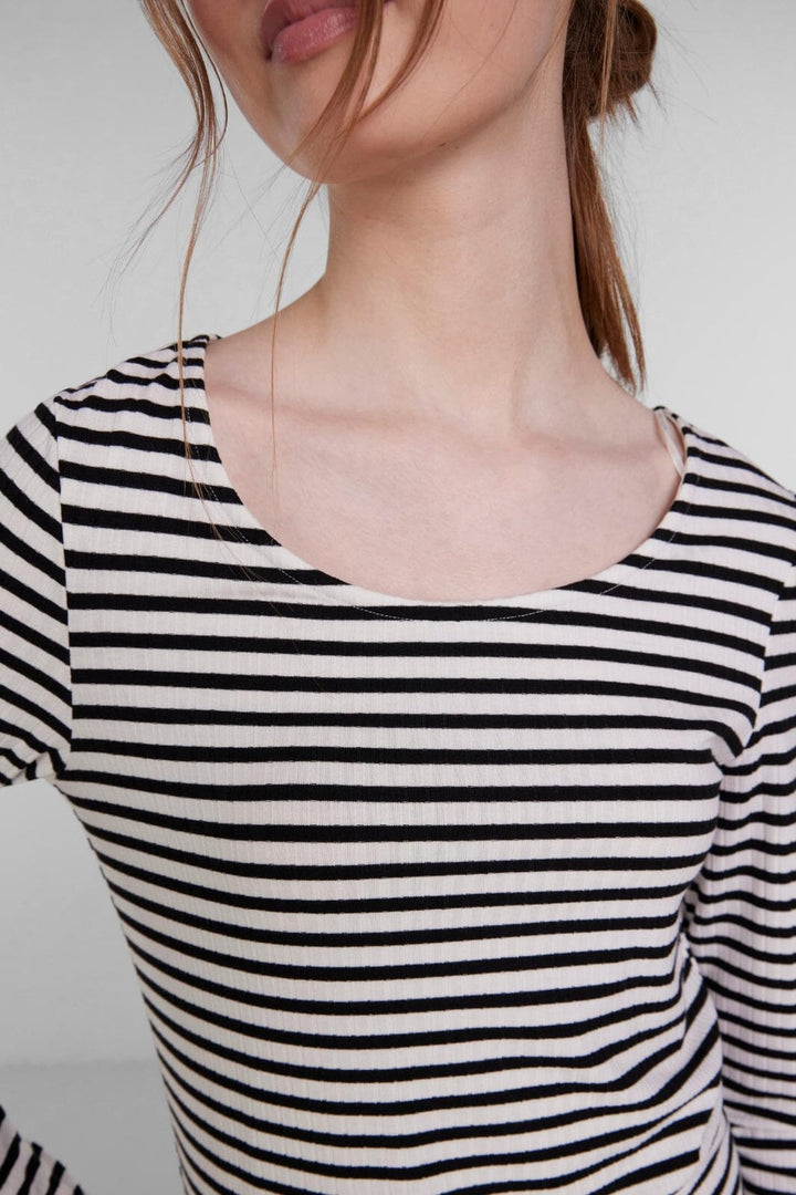 Forudbestilling - Pieces - Pckylie Ls O-Neck Stripe Top - Black/Cloud Dancer (Marts) Bluser 