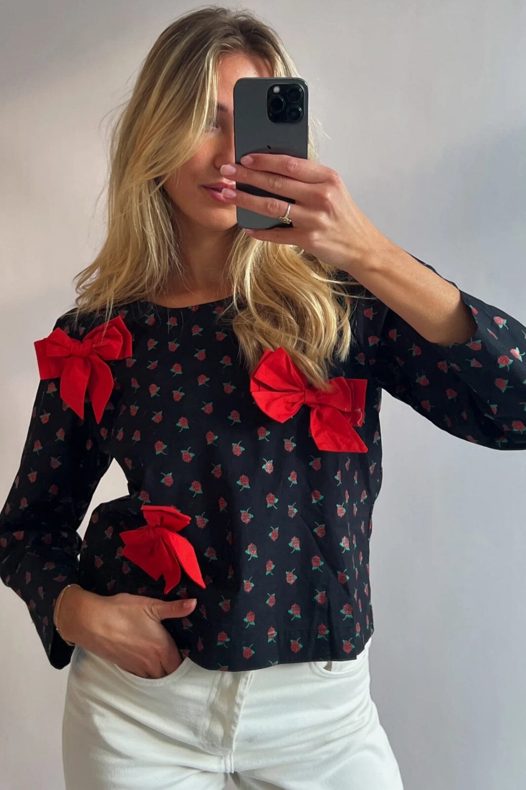 Forudbestilling - Sissel Edelbo - Frederikke Organic Cotton Top - Black W. Red Roses Toppe 