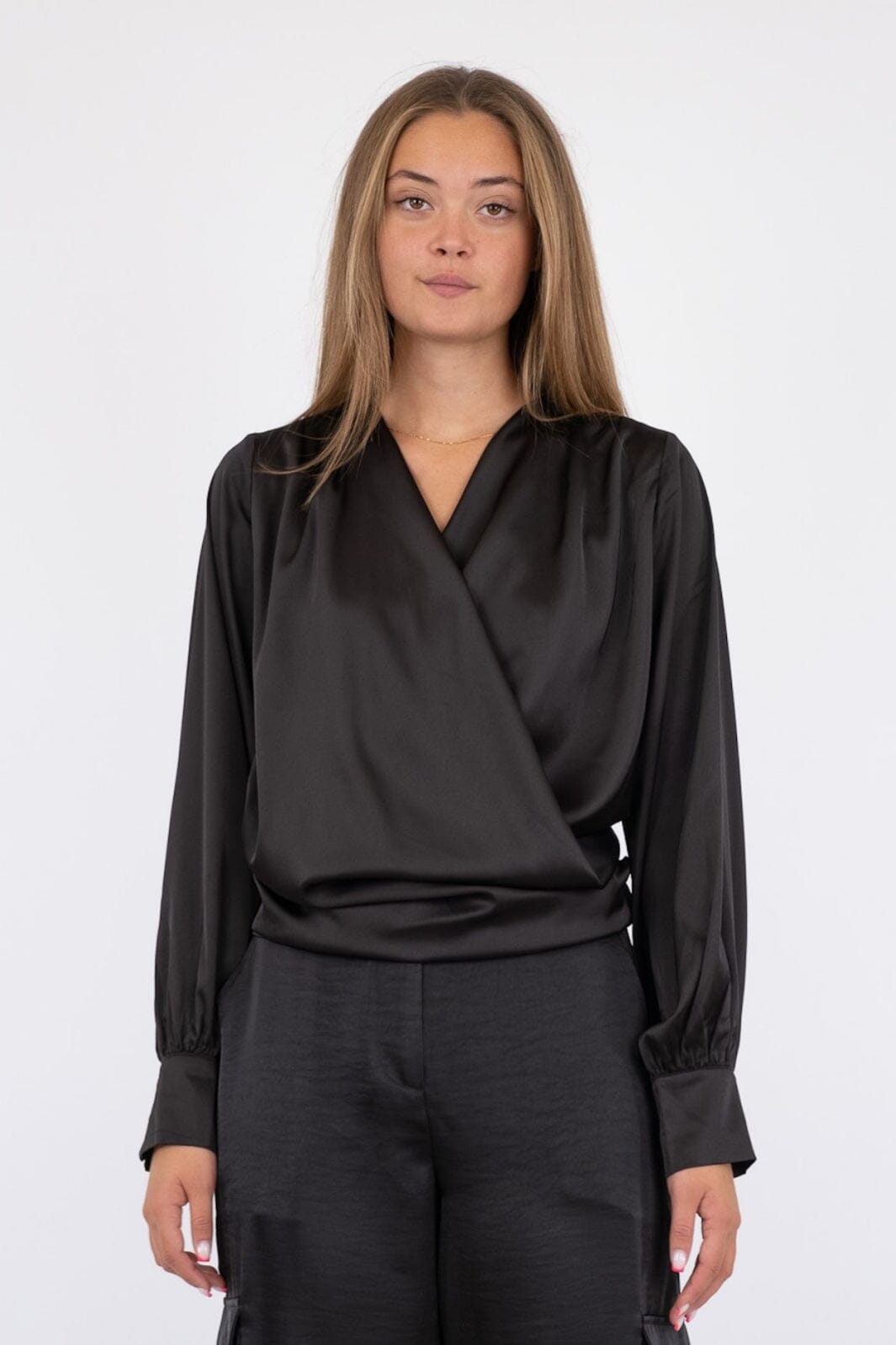 Neo Noir - Zeleste Satin Blouse - Black Bluser 