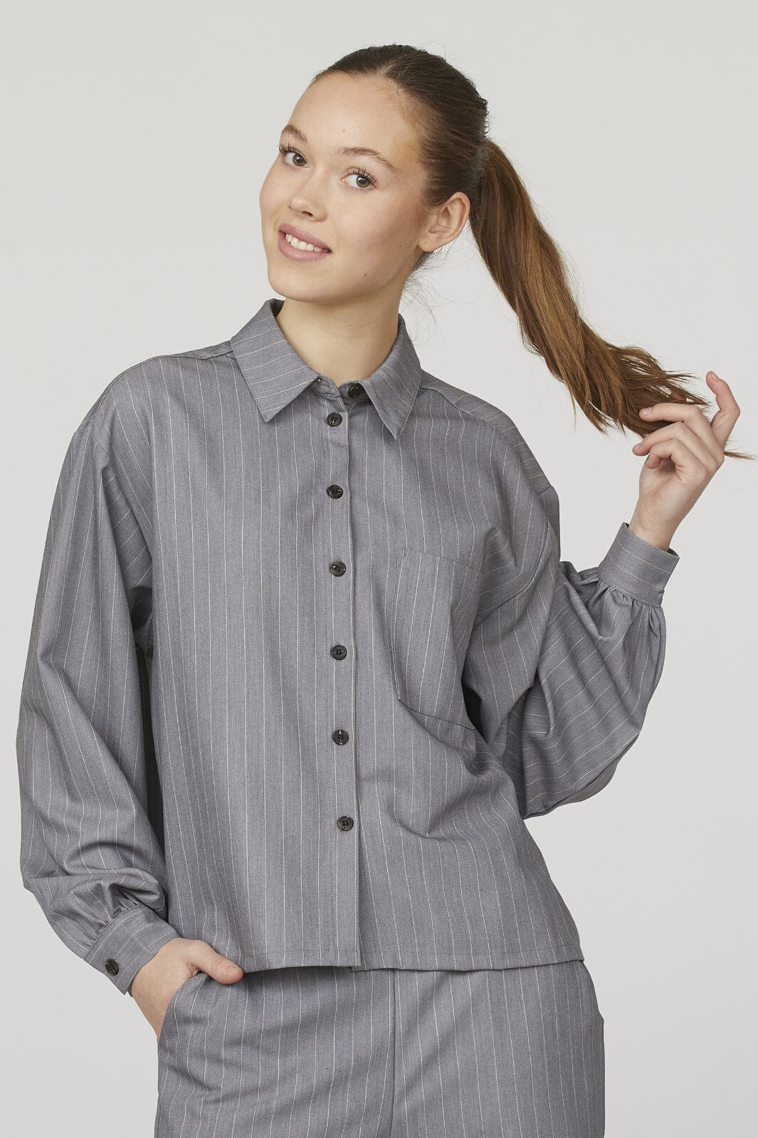 Sisters Point - Verina-Sh - 053 Grey Pinstripe Skjorter 