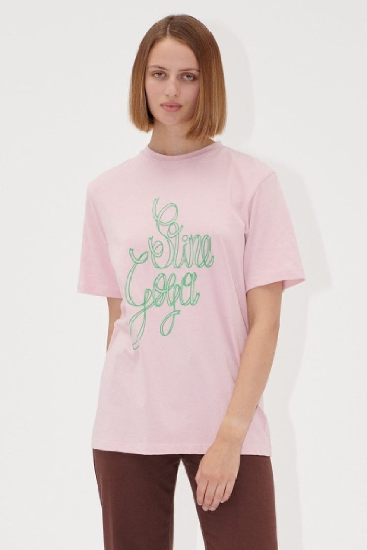 Stine Goya - 2243 Light Jersey, Short Sleeve T-shirtsg-ss25-t009-2243p - Ribbon Logo